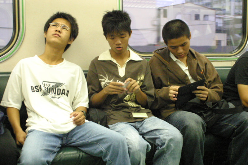 台灣鐵路旅遊攝影電車-區間車交談的旅客2005攝影照片50
