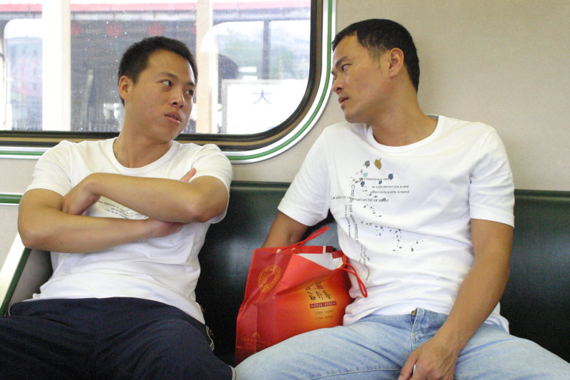 台灣鐵路旅遊攝影電車-區間車交談的旅客2005攝影照片55