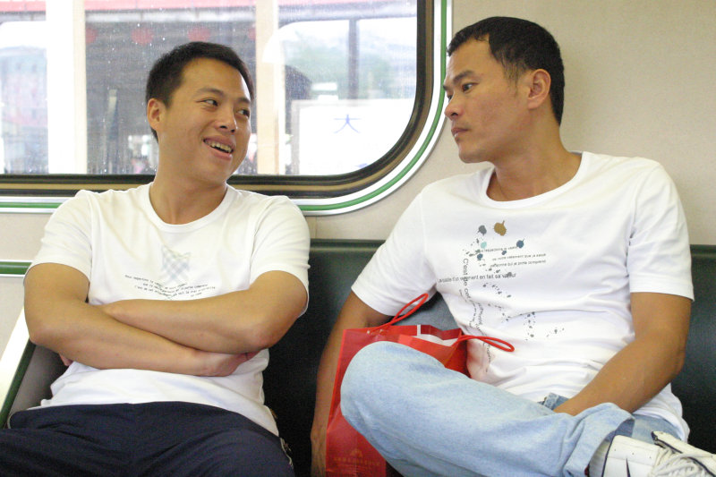 台灣鐵路旅遊攝影電車-區間車交談的旅客2005攝影照片58
