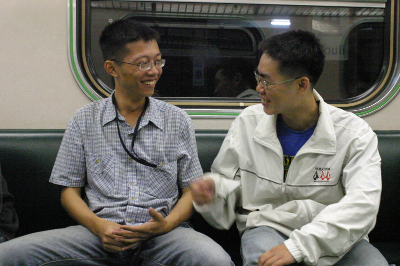 台灣鐵路旅遊攝影電車-區間車交談的旅客2005攝影照片73