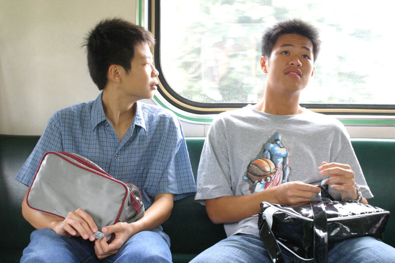 台灣鐵路旅遊攝影電車-區間車交談的旅客2005攝影照片86