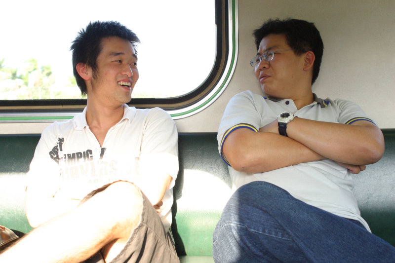 台灣鐵路旅遊攝影電車-區間車交談的旅客2005攝影照片90