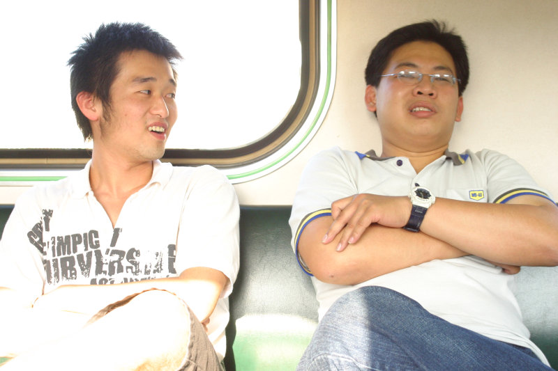 台灣鐵路旅遊攝影電車-區間車交談的旅客2005攝影照片91