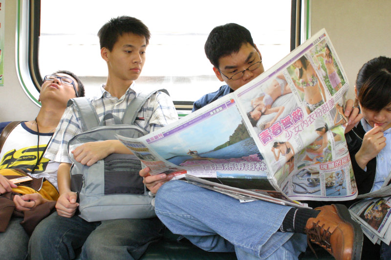 台灣鐵路旅遊攝影電車-區間車交談的旅客2005攝影照片101