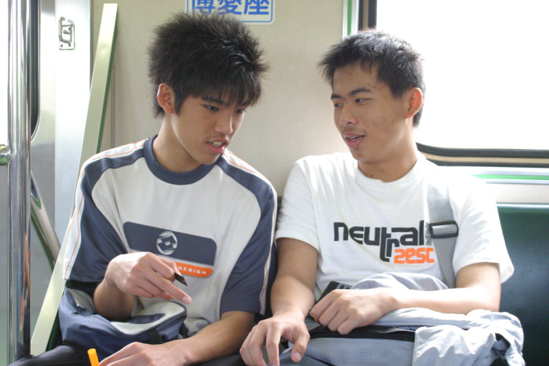 台灣鐵路旅遊攝影電車-區間車交談的旅客2005攝影照片105