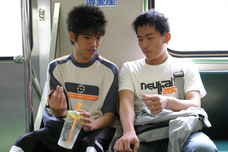 台灣鐵路旅遊攝影電車-區間車交談的旅客2005攝影照片106