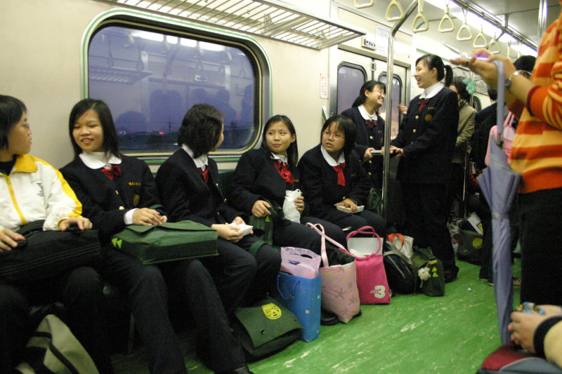 台灣鐵路旅遊攝影電車-區間車交談的旅客2005攝影照片113