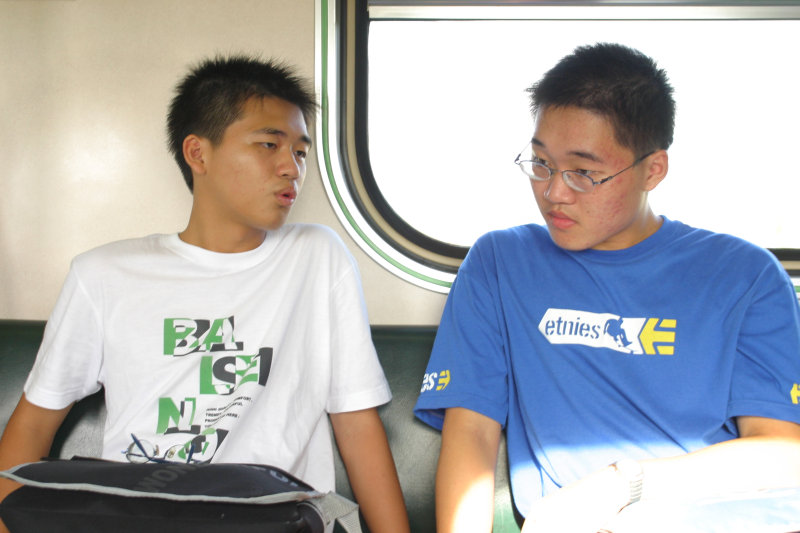 台灣鐵路旅遊攝影電車-區間車交談的旅客2005攝影照片137