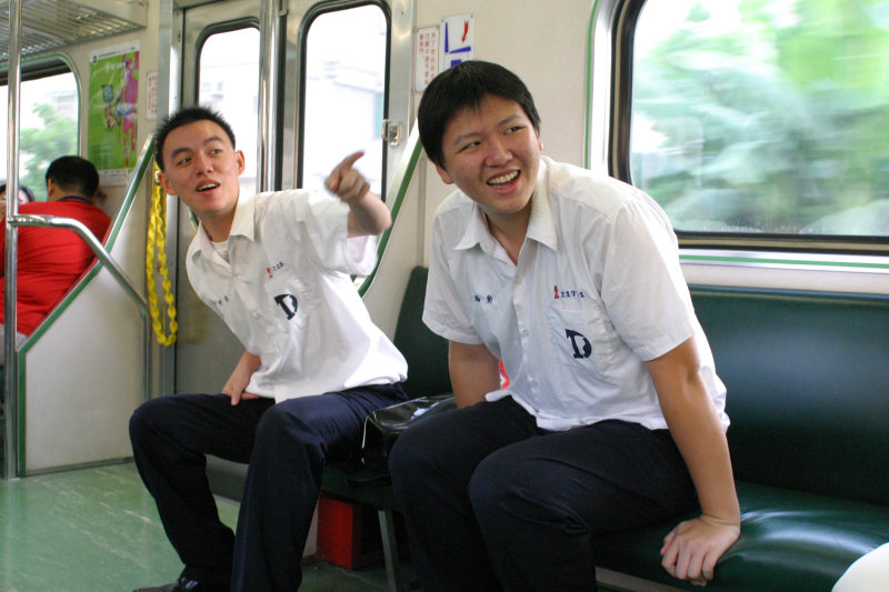 台灣鐵路旅遊攝影電車-區間車交談的旅客2005攝影照片139