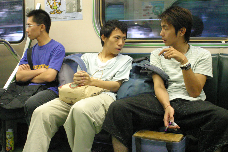 台灣鐵路旅遊攝影電車-區間車交談的旅客2005攝影照片144