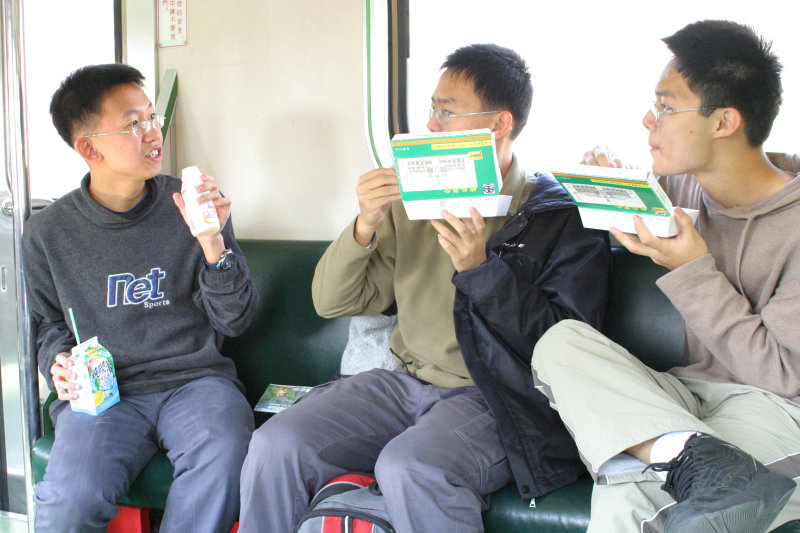 台灣鐵路旅遊攝影電車-區間車交談的旅客2005攝影照片149