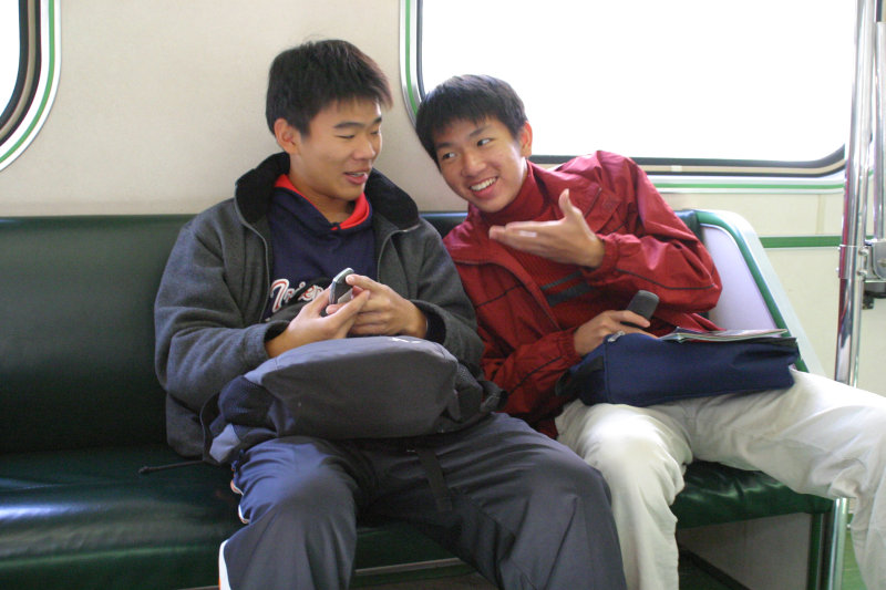 台灣鐵路旅遊攝影電車-區間車交談的旅客2005攝影照片150