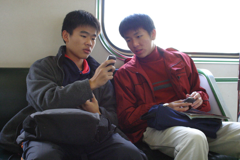 台灣鐵路旅遊攝影電車-區間車交談的旅客2005攝影照片154