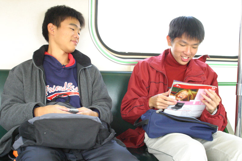 台灣鐵路旅遊攝影電車-區間車交談的旅客2005攝影照片156