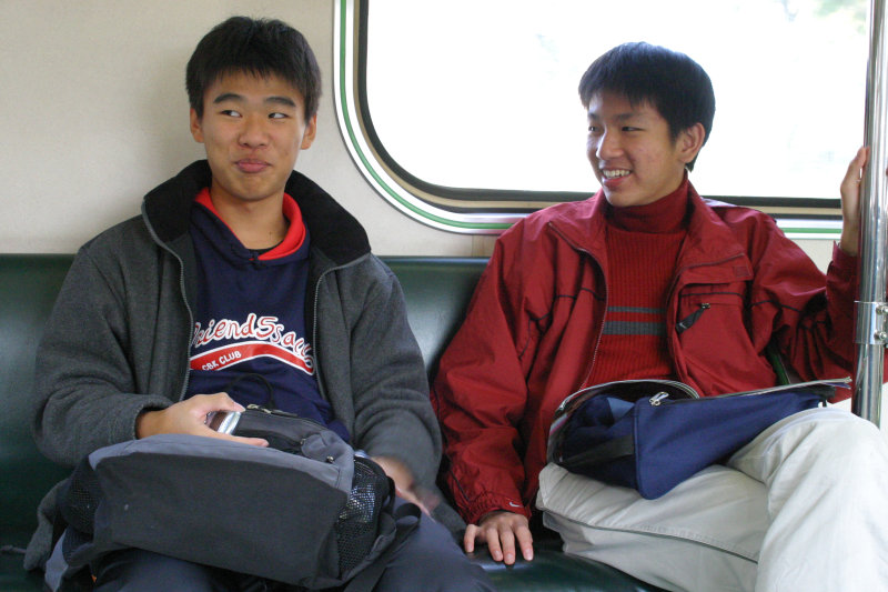 台灣鐵路旅遊攝影電車-區間車交談的旅客2005攝影照片174