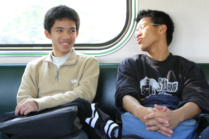 台灣鐵路旅遊攝影電車-區間車交談的旅客2005攝影照片181