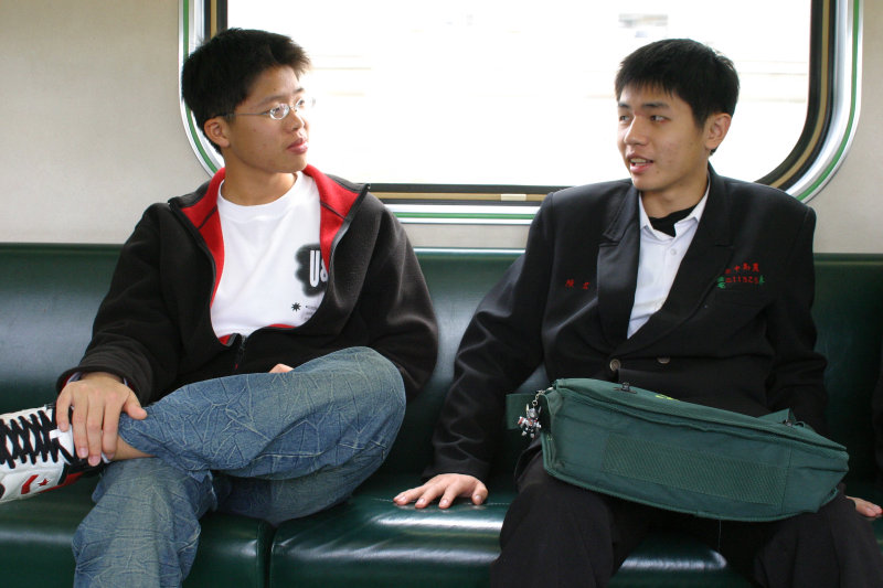 台灣鐵路旅遊攝影電車-區間車交談的旅客2005攝影照片187