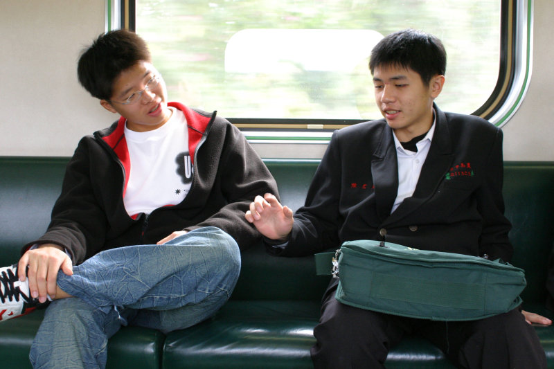 台灣鐵路旅遊攝影電車-區間車交談的旅客2005攝影照片188