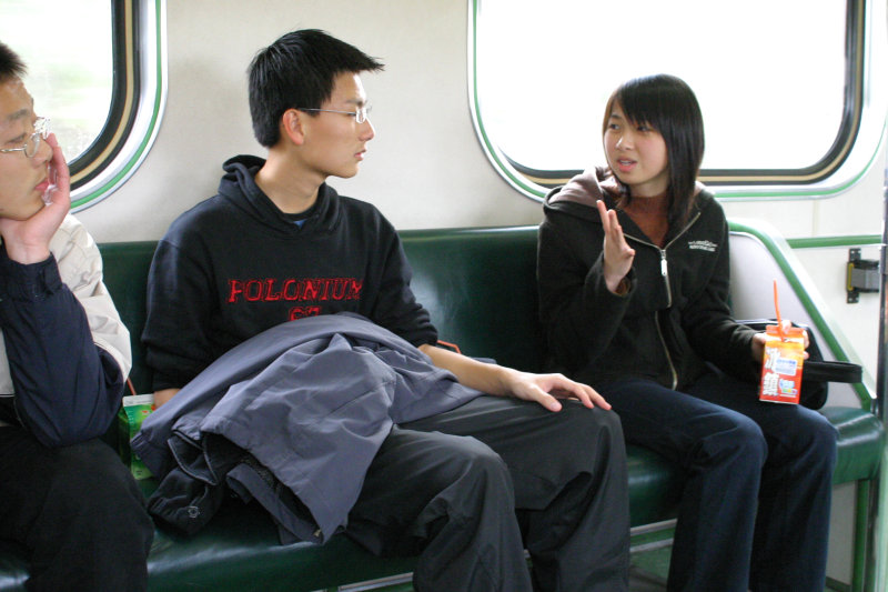 台灣鐵路旅遊攝影電車-區間車交談的旅客2005攝影照片190