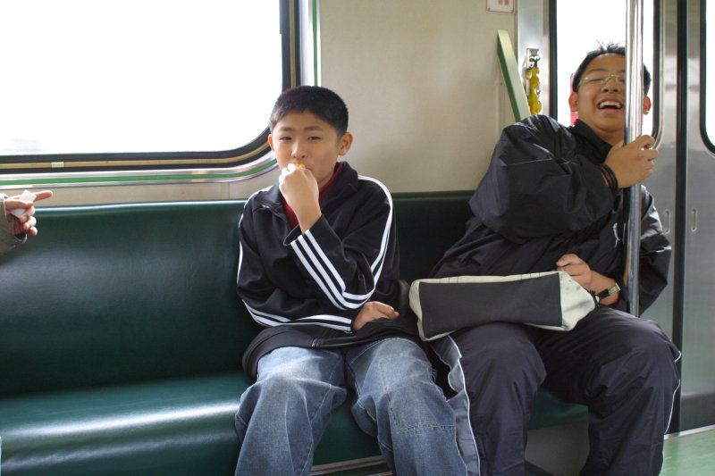 台灣鐵路旅遊攝影電車-區間車交談的旅客2005攝影照片207