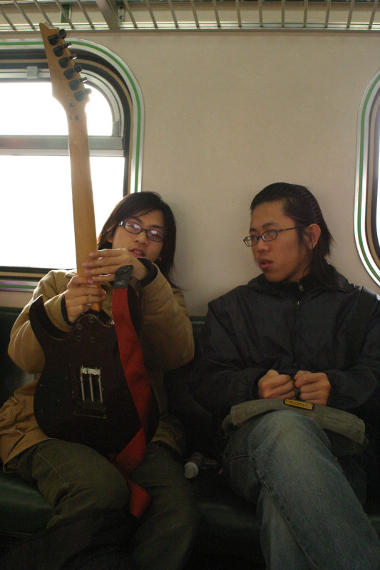台灣鐵路旅遊攝影電車-區間車交談的旅客2005攝影照片220
