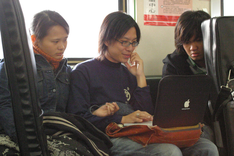 台灣鐵路旅遊攝影電車-區間車交談的旅客2005攝影照片224