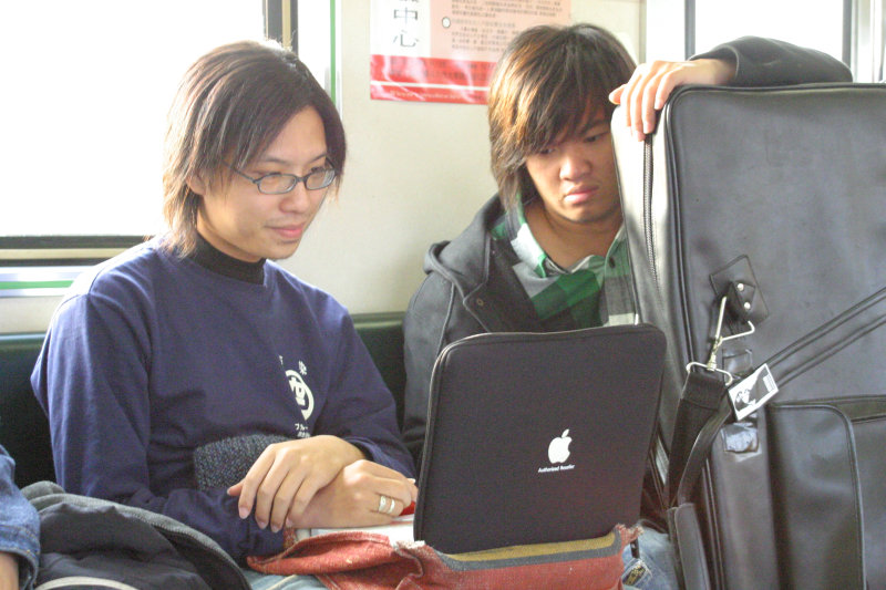 台灣鐵路旅遊攝影電車-區間車交談的旅客2005攝影照片226