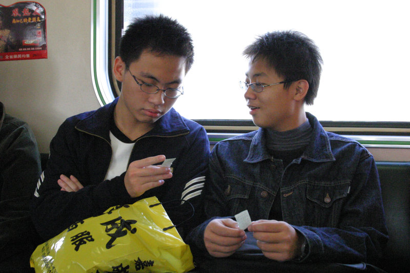 台灣鐵路旅遊攝影電車-區間車交談的旅客2005攝影照片250