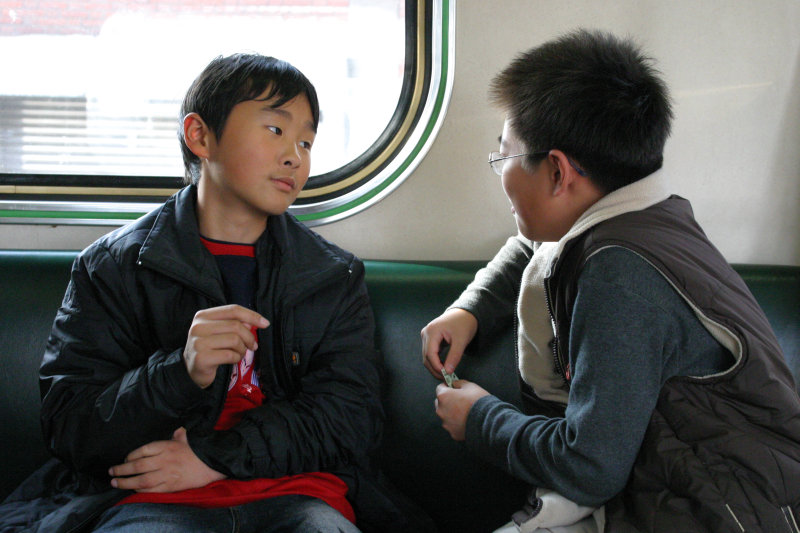 台灣鐵路旅遊攝影電車-區間車交談的旅客2005攝影照片254
