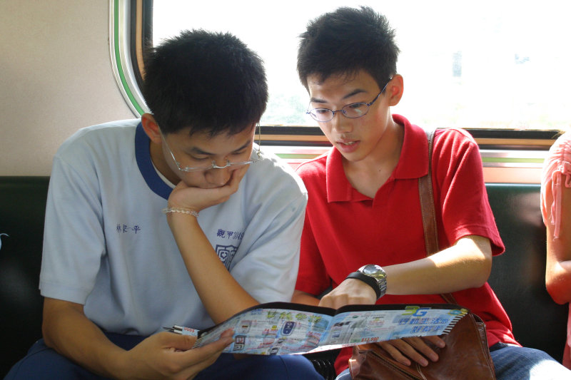 台灣鐵路旅遊攝影電車-區間車交談的旅客2005攝影照片260