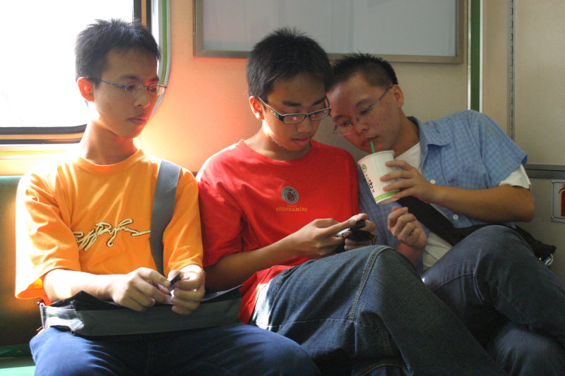 台灣鐵路旅遊攝影電車-區間車交談的旅客2005攝影照片262