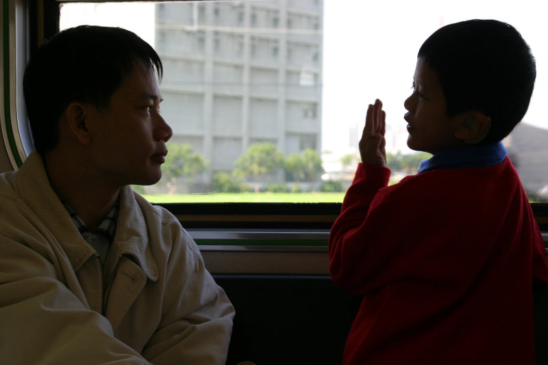 台灣鐵路旅遊攝影電車-區間車交談的旅客2005攝影照片290