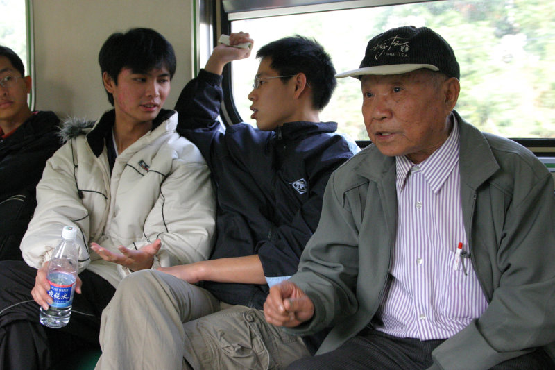 台灣鐵路旅遊攝影電車-區間車交談的旅客2005攝影照片299