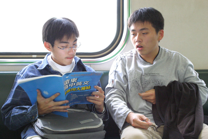 台灣鐵路旅遊攝影電車-區間車交談的旅客2005攝影照片302