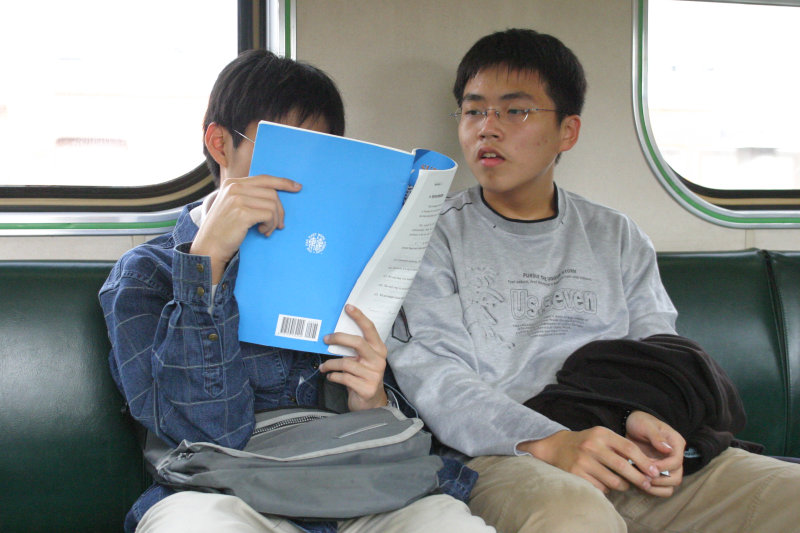 台灣鐵路旅遊攝影電車-區間車交談的旅客2005攝影照片303