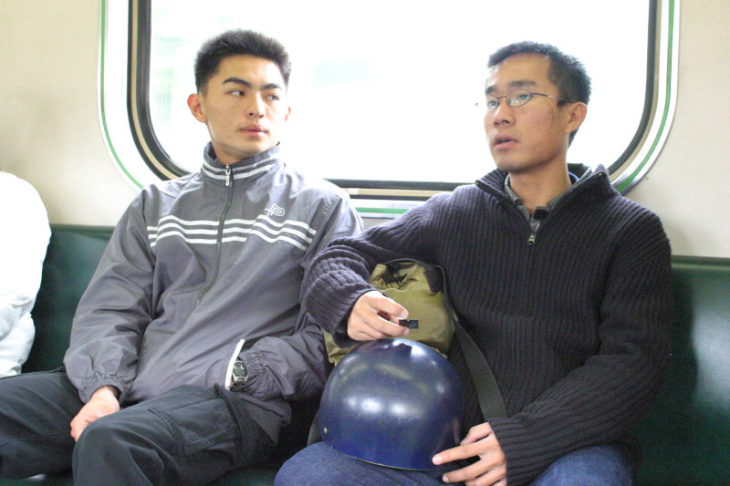 台灣鐵路旅遊攝影電車-區間車交談的旅客2005攝影照片317