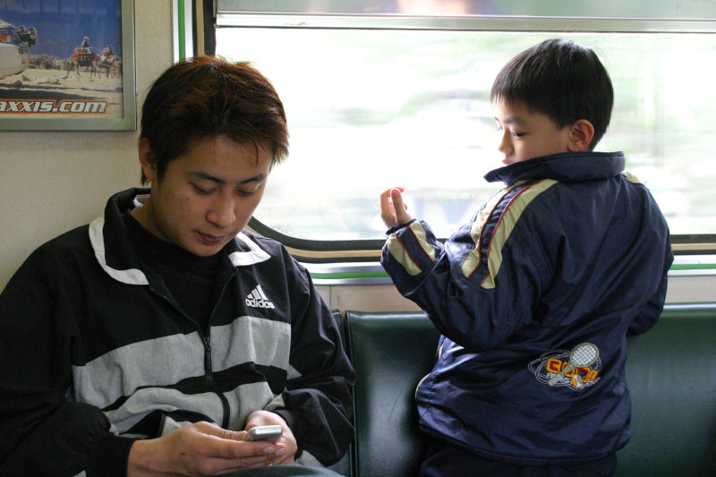 台灣鐵路旅遊攝影電車-區間車交談的旅客2005攝影照片318