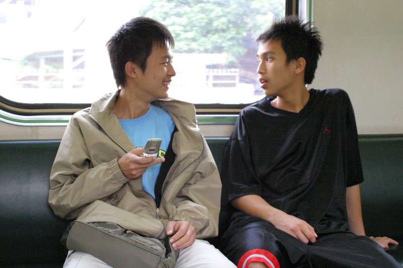 台灣鐵路旅遊攝影電車-區間車交談的旅客2005攝影照片329