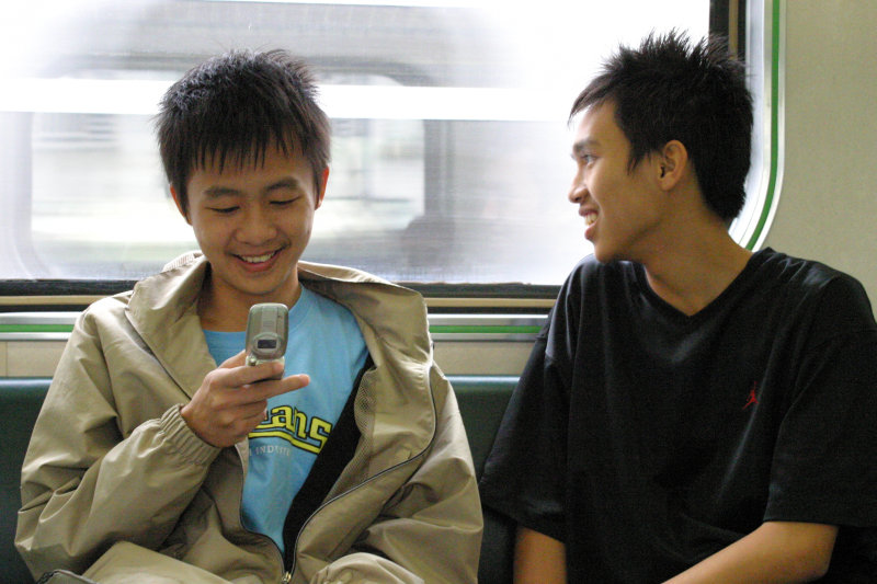 台灣鐵路旅遊攝影電車-區間車交談的旅客2005攝影照片333