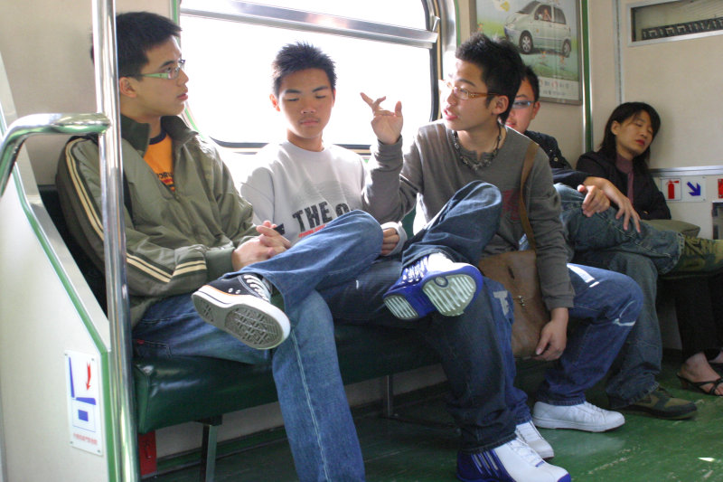 台灣鐵路旅遊攝影電車-區間車交談的旅客2005攝影照片352