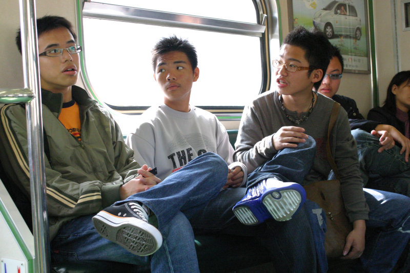 台灣鐵路旅遊攝影電車-區間車交談的旅客2005攝影照片353