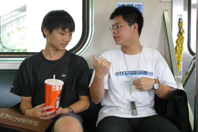 台灣鐵路旅遊攝影電車-區間車交談的旅客2005攝影照片357
