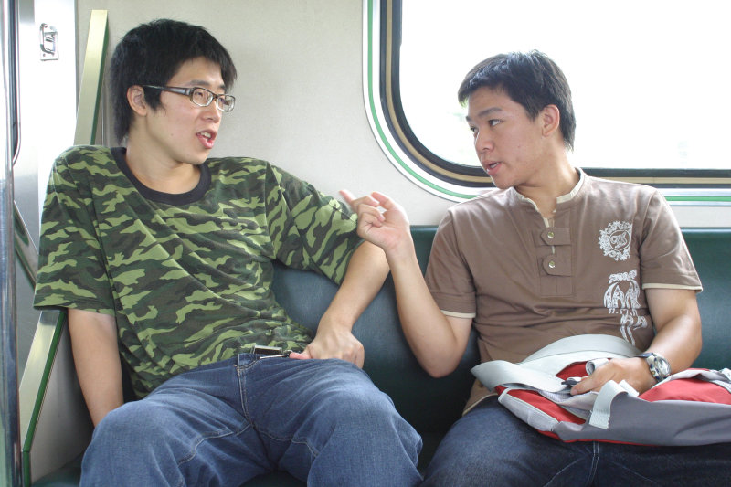 台灣鐵路旅遊攝影電車-區間車交談的旅客2005攝影照片364