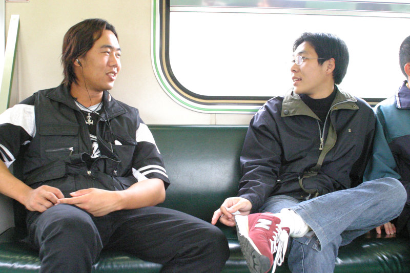 台灣鐵路旅遊攝影電車-區間車交談的旅客2005攝影照片372