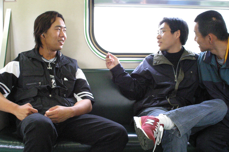 台灣鐵路旅遊攝影電車-區間車交談的旅客2005攝影照片375