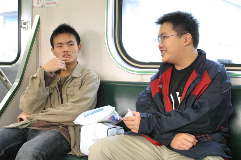 台灣鐵路旅遊攝影電車-區間車交談的旅客2005攝影照片404