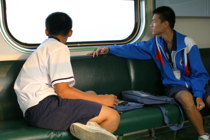 台灣鐵路旅遊攝影電車-區間車交談的旅客2005攝影照片421