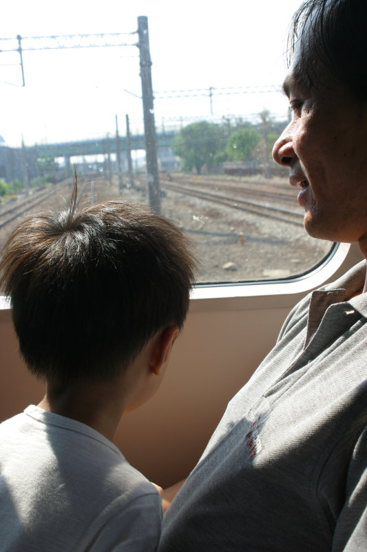 台灣鐵路旅遊攝影電車-區間車交談的旅客2005攝影照片424