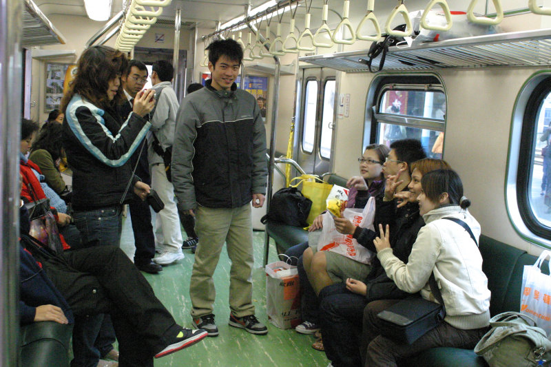 台灣鐵路旅遊攝影電車-區間車交談的旅客2005攝影照片439
