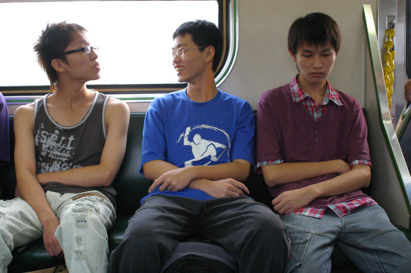 台灣鐵路旅遊攝影電車-區間車交談的旅客2005攝影照片444